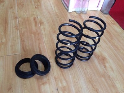 在车上卸下两条特锐后弹簧出售