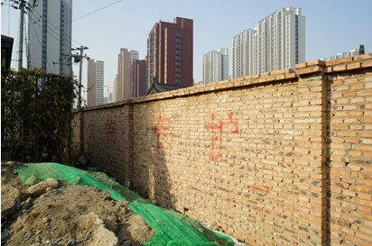 墙上有文物保护的红字十分醒目