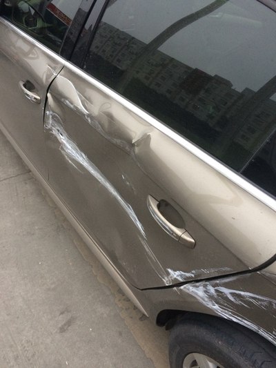 左后车门受损最严重