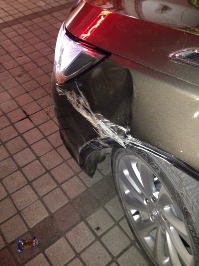 今天晚上被一辆三轮摩托车撞了,然后那辆三轮摩托车逃逸了,保险说只报