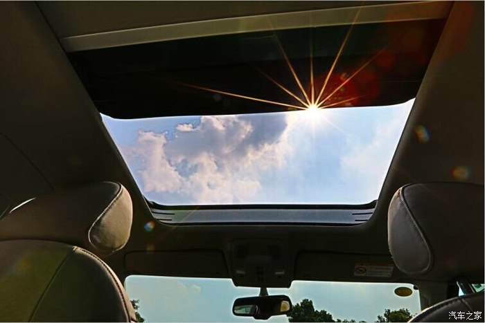 这个我家的全景天窗,挑个天气拍照,冬天晒晒阳光,看看星星实为人生