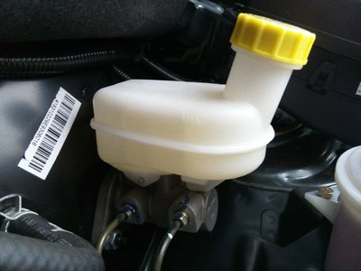 我感觉我的制动液壶好空.