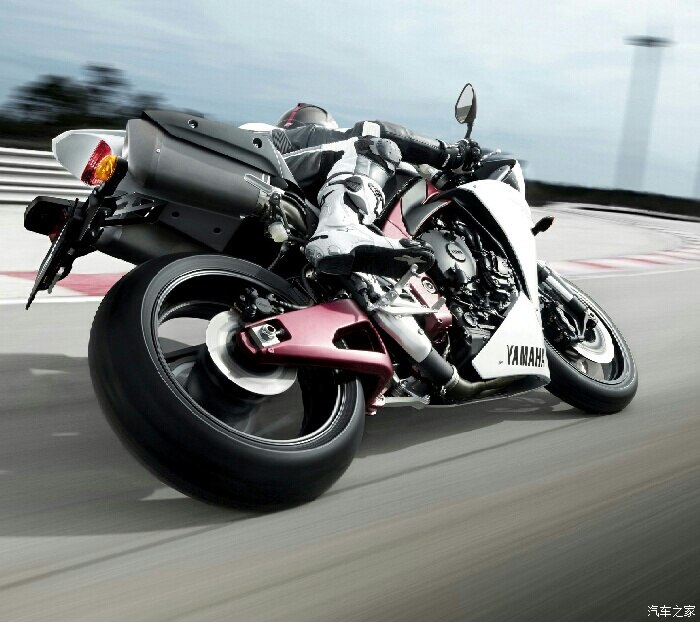 求几张各种摩托车图片作手机壁纸用(最好是街车)