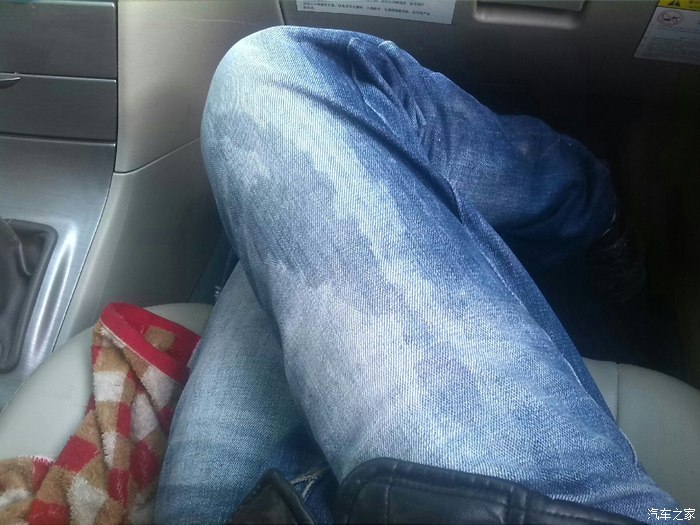 洗车把裤子打湿了,干脆拍个湿身诱惑!