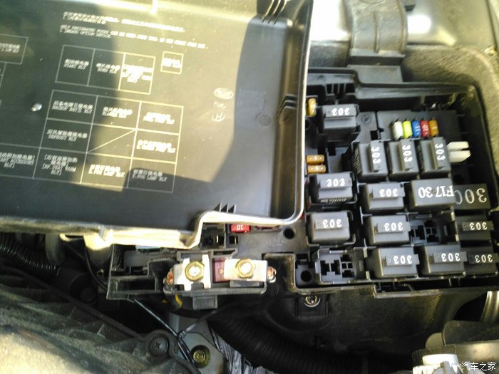 8的保险盒标注的位置和实际不一样,电子风扇继电器怎么移位了?