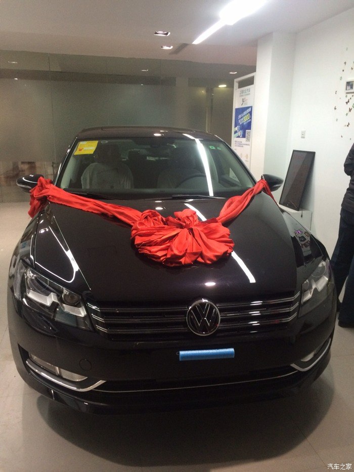 新车踩油门,发出呼呼