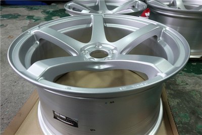 kojin轮毂采用加强筋设计,确保轮毂在长时间恶劣路况与瞬间单点受力时