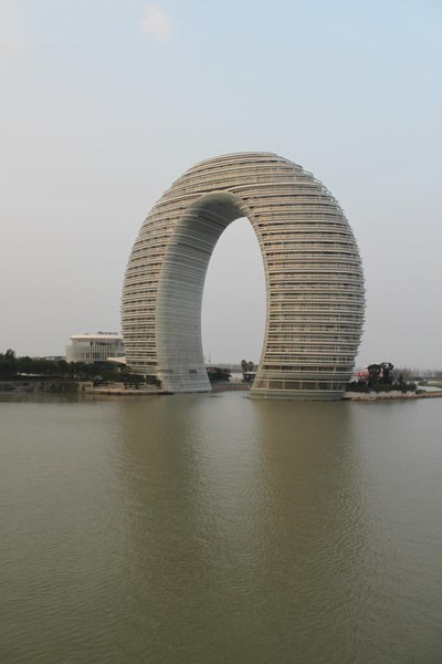 &nbsp; 据说是&nbsp;国内唯一的七星级酒店——传说中的马桶盖大楼