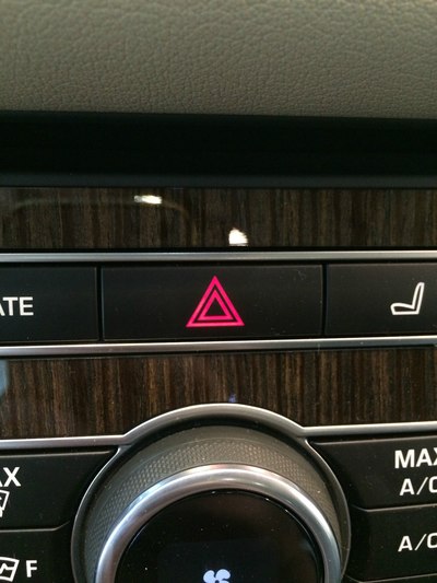 (没有的话车子发动一会就有了).然后下面我们要打开车子的双跳灯.