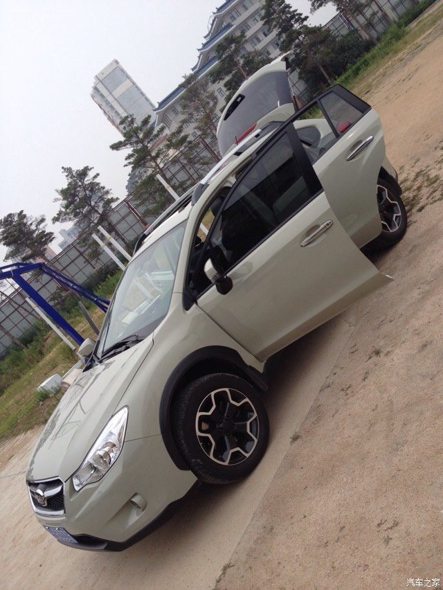 其实斯巴鲁xv中最好看的颜色是 奶油卡其色