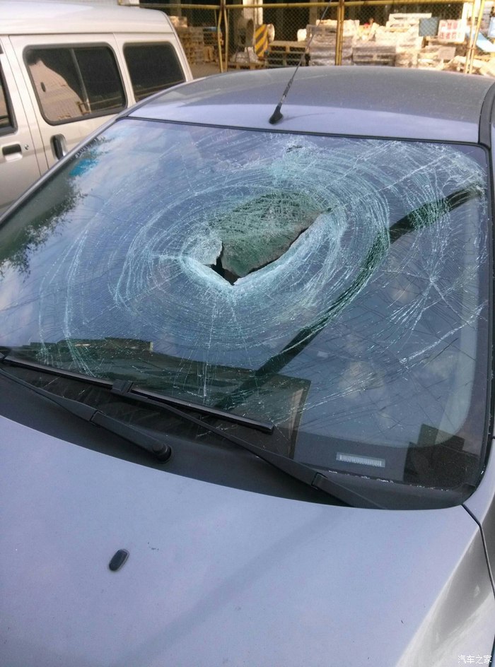 【图】前挡风玻璃被人砸了_福克斯论坛_汽车之家论坛