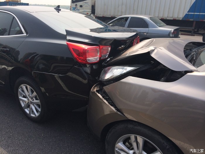 新大宝高速被严重追尾,大宝还是很硬的.哈哈!