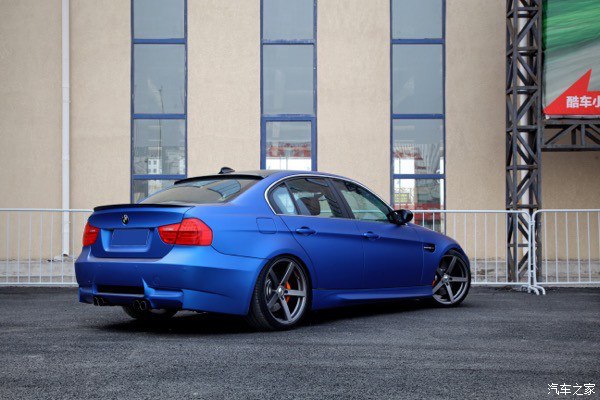 没有审美谈什么贴膜改色宝马bmwe90325i改超亚树脂蓝