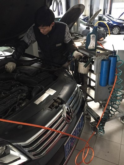 迈腾1.8t.3万公里保养作业