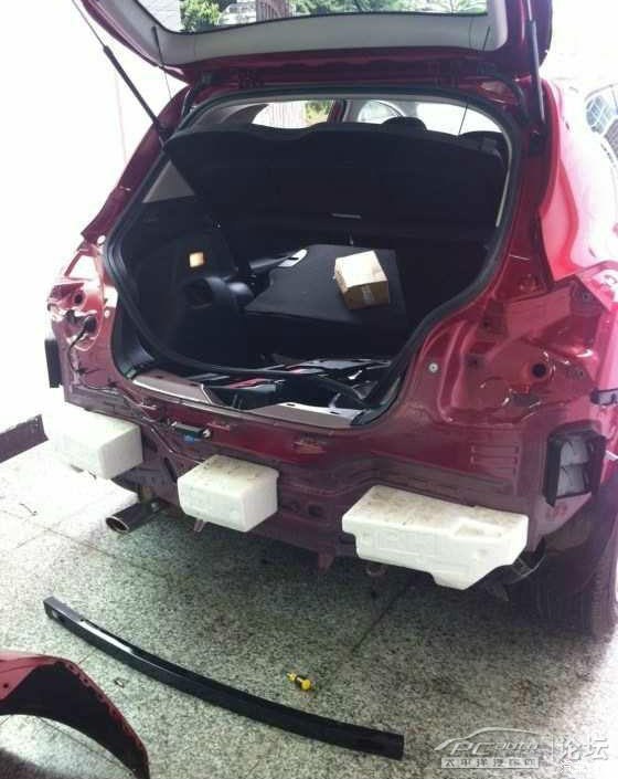 转让骐达全新后防撞梁非常厚实