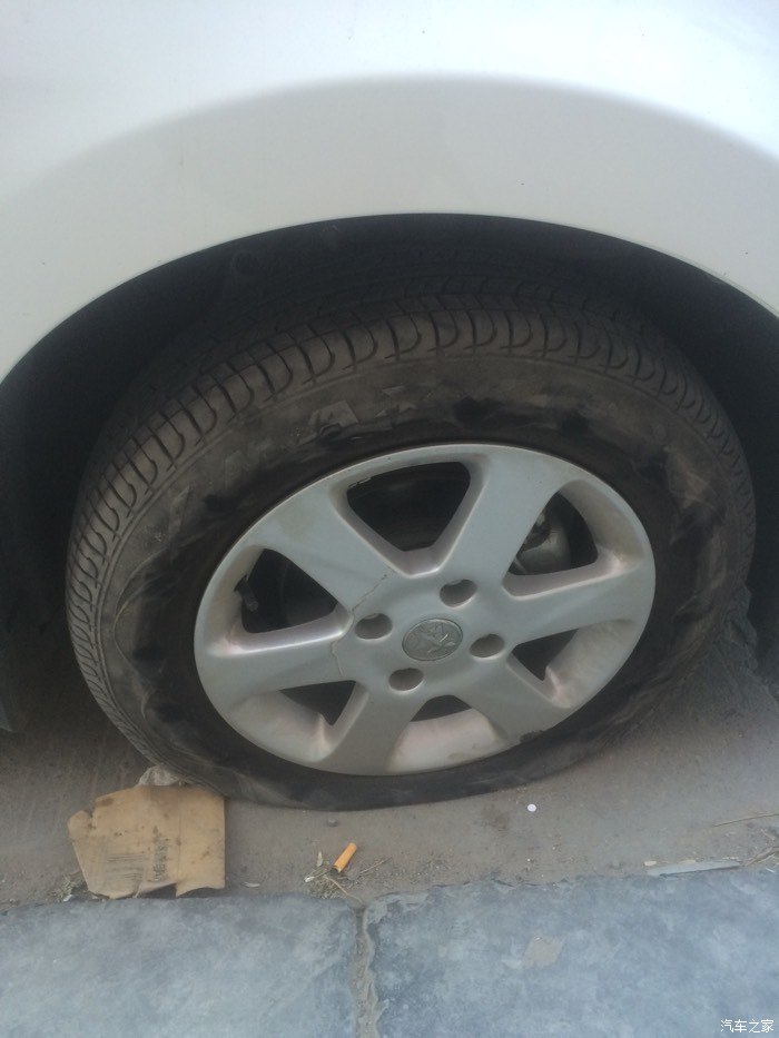 车胎扎坏了,倒车镜破洞了.那么问题来了.请看图