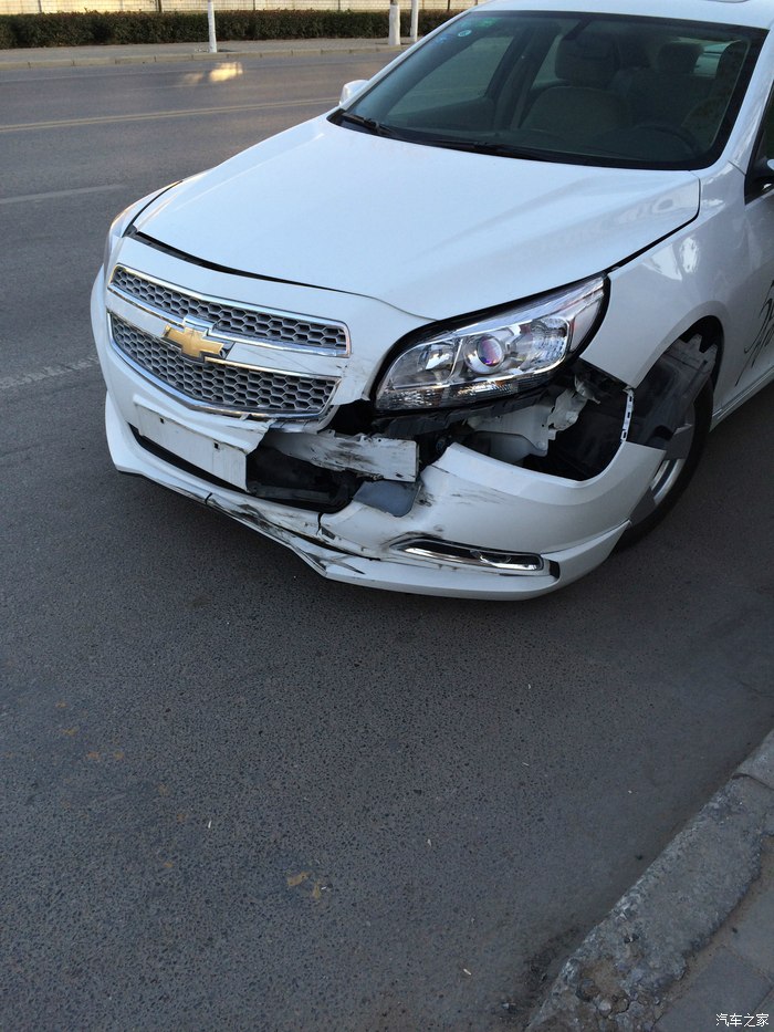 单位门口出车祸了