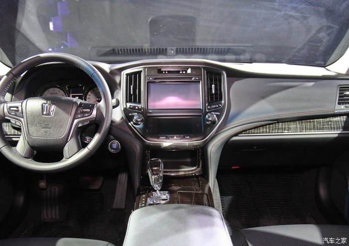 晒点第十四代皇冠的内饰图