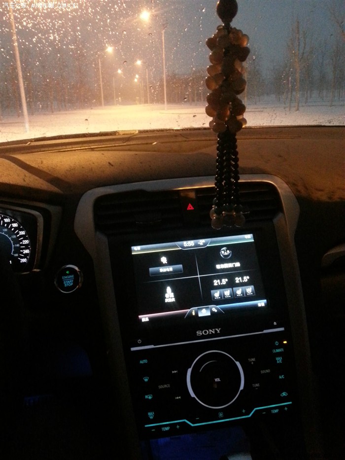 家关心的副驾储物箱底下是否有护板.旗舰有的