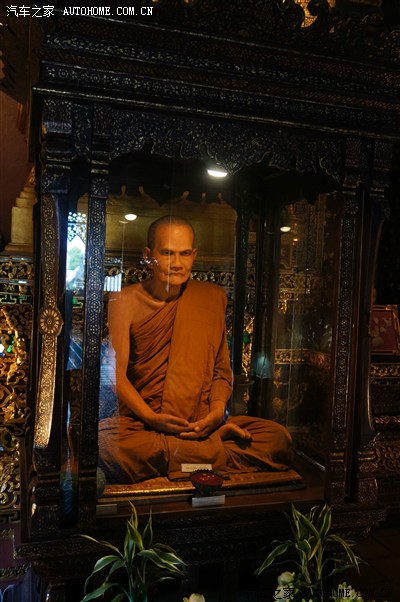 一位高僧的坐化蜡像.貌似很有名.