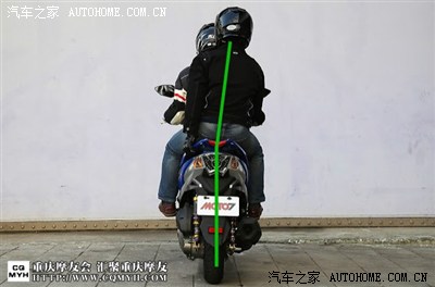 摩托车后座正确坐姿图片