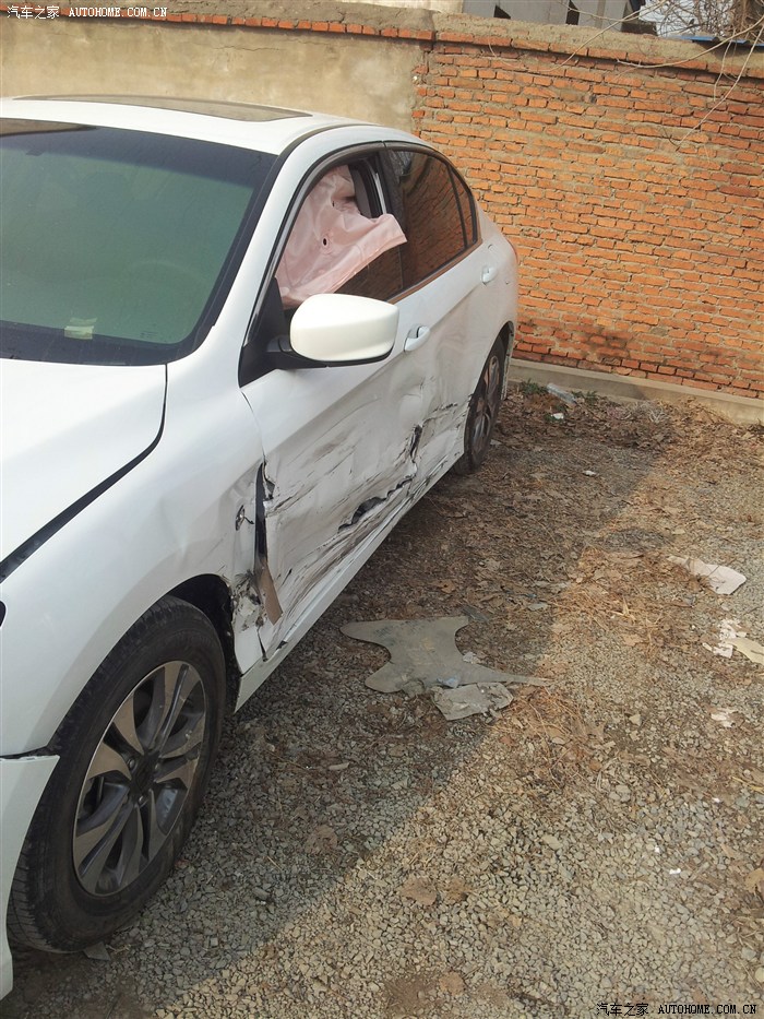 我的雅阁被撞了.视频2分15秒的时候