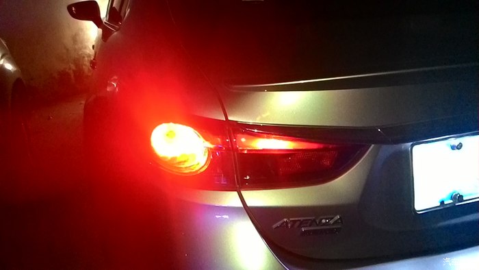 尾灯终于整条亮了