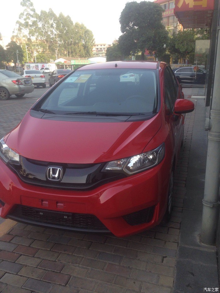 有红色的新飞度吗?