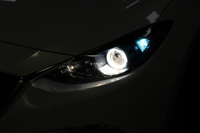 昂克赛拉升级远近光一体氙气灯 天使 恶魔眼(惠州亮道改灯作业)