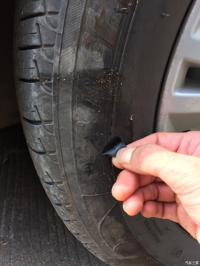 大家帮我看下轮胎侧面的裂口需要换胎么