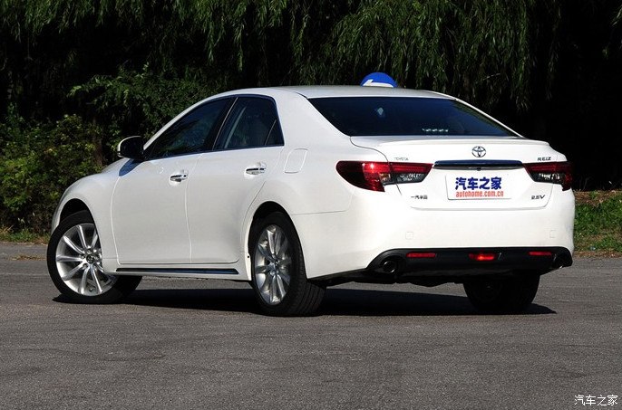 再来看看锐志的尾灯设计,是不是有一点点接近呢?