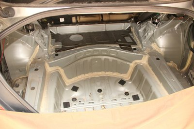 先把后备箱的内饰板拆下来,再把后备箱钣金全部擦干净.