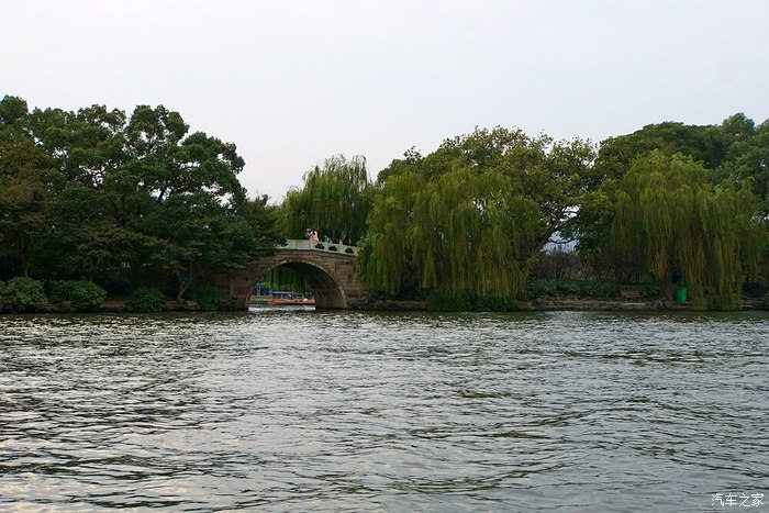 等五片水面,蘇堤,白堤越過湖面,小瀛洲,湖心亭,阮公墩三個人工小島鼎