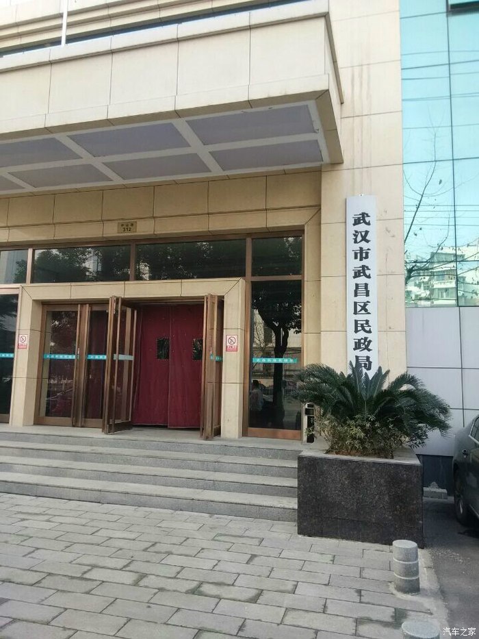 通缉,武汉民政局门前,标题要长.