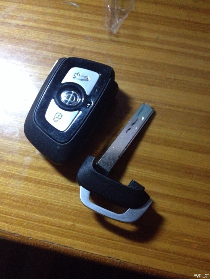 钥匙是 无线的 有备用的可以插的,拔出来就行