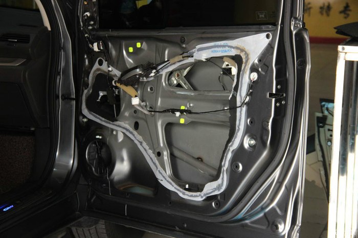 拆下门板后,我们可以看到的门板是由内外两层的铁皮框架组成,因此施工