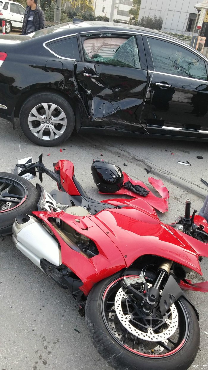 上海惨烈事故杜卡迪撞c5