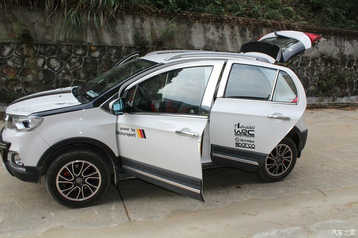 求精哈弗h1改装贴几经折腾终于有点高大上的感觉了