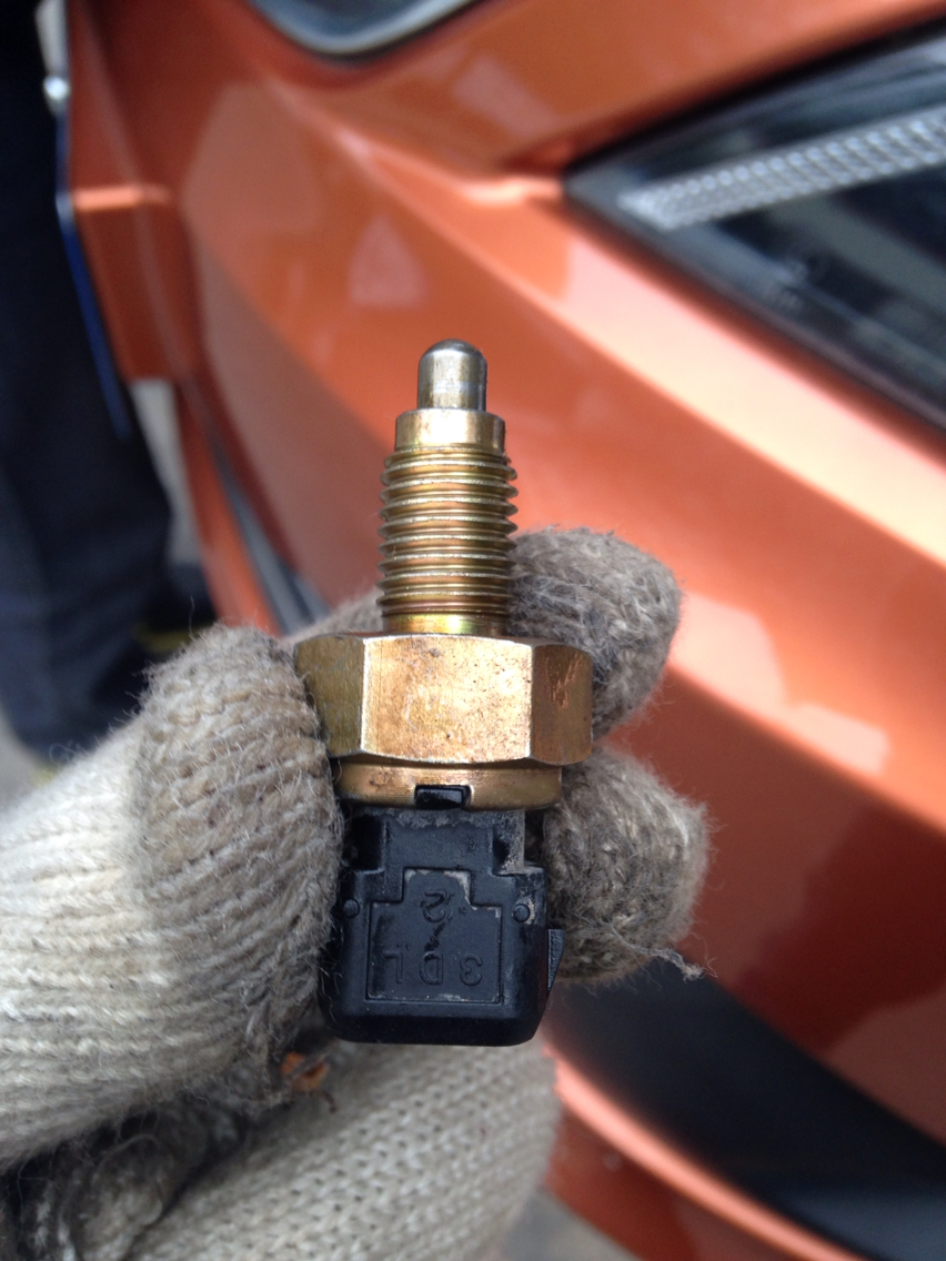 [ 天府风云会1131手机发帖 ] 自己动手换倒车开关