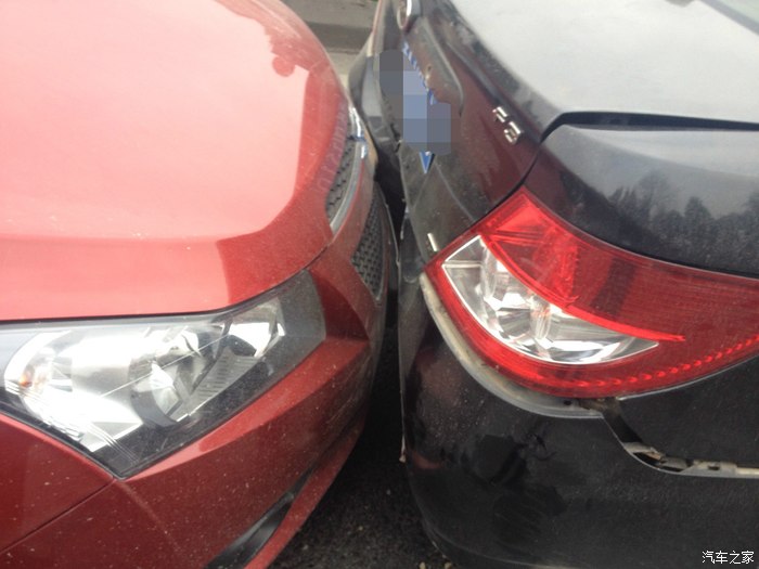 小科高速三车追尾平安无事