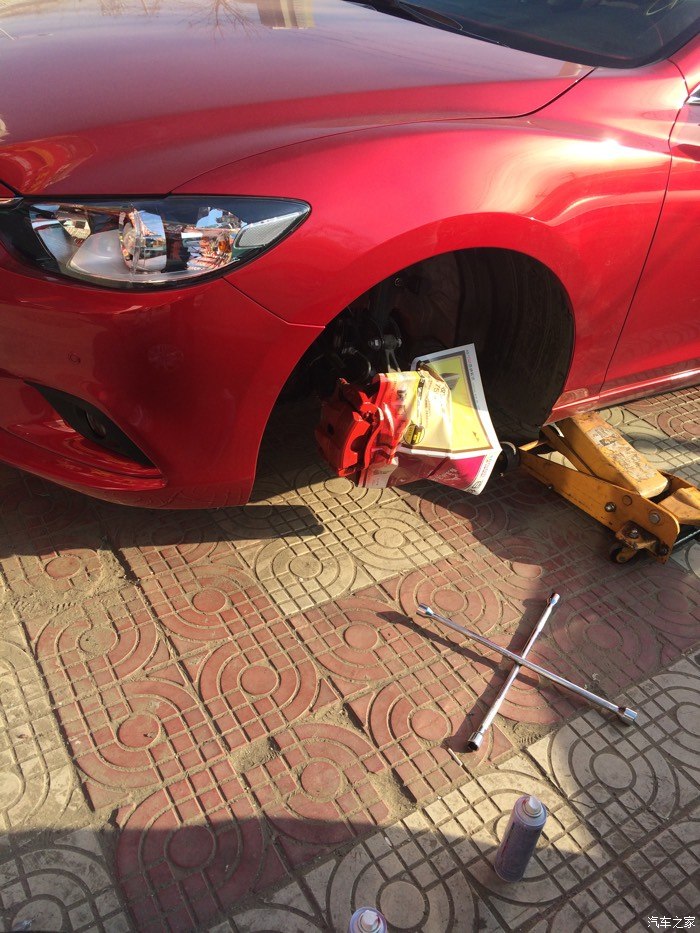 今天把刹车卡钳喷红色的了 效果还可以