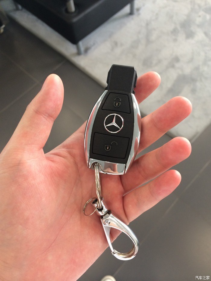 提车时赠钥匙链 哈哈 开玩笑 不过确实是4s店给