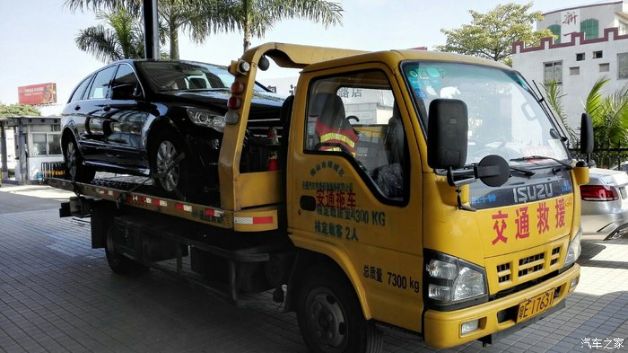 防冻液漏一地,打奔驰救援叫拖车