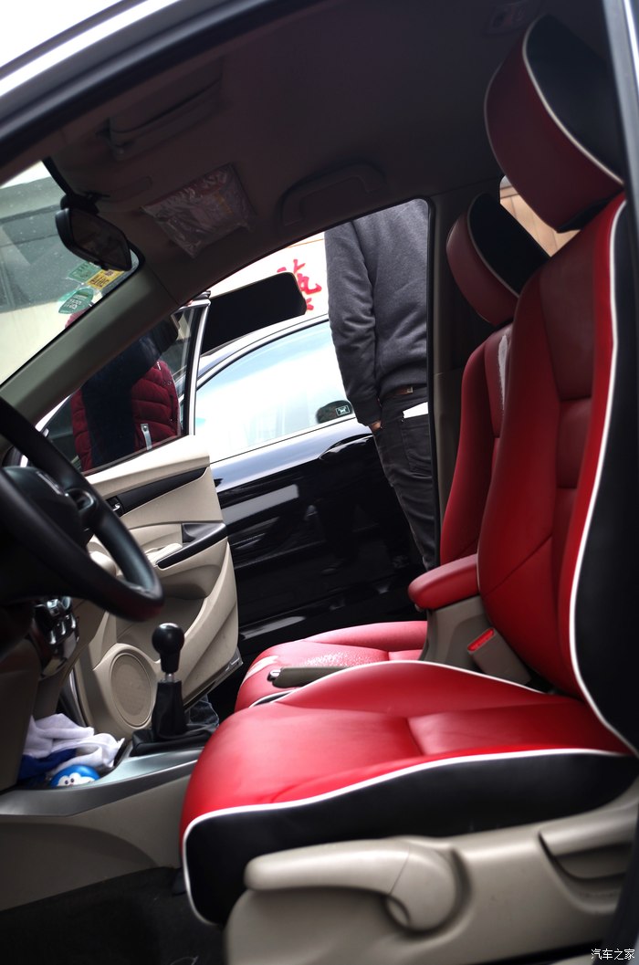 锋范内饰改装魔都车友一红拼黑白色滚边真皮座椅