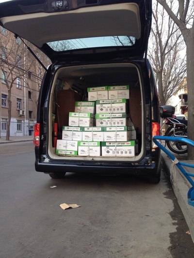 开车小车去送货