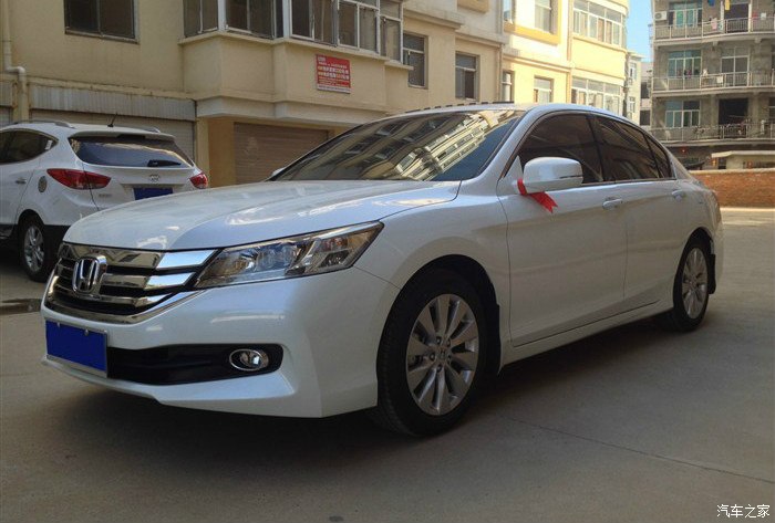 九代雅阁白外浅内提车作业,更新了迎宾踏板和行车记录仪