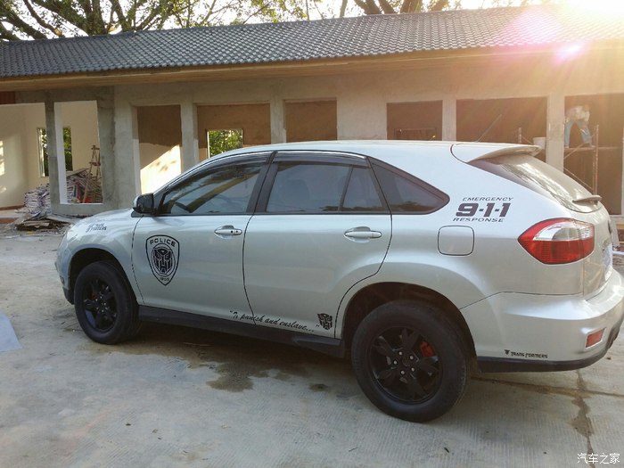 比亚迪s6轮毂改黑加贴花