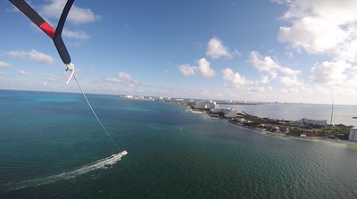 两种不同颜色的海