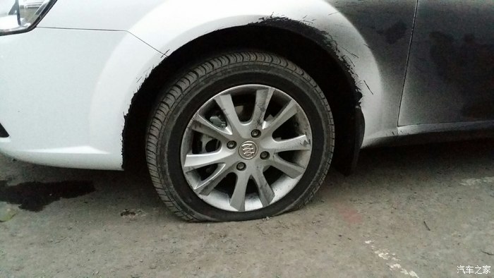 爆胎了,爆胎了.