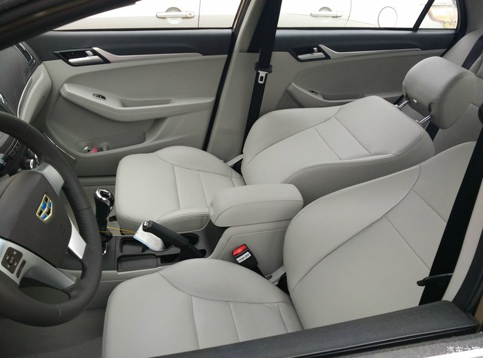 前排座椅放倒,等人时候是不是很惬意呢?